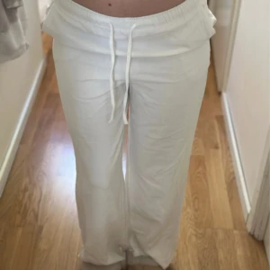 Vita linnebyxor från Stradivarius XS - Säljer ett par vita linnebyxor från Stradivarius i storlek XS. Byxorna har resår i midjan och snörning för extra komfort, samt raka ben och sidfickor. Jag har klippt upp byxan för de va för långa men perfekta i läng för dig som är 160, passar även storlek S 
