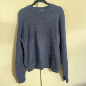 Marinblå stickad tröja  - Jättefin marinblå stickad tröja från Gina Young!! Skulle säga att strl är S!!🤍