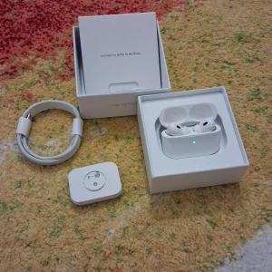 AirPods Pro (2nd generation) - Apple AirPods Pro (2nd gen) i nyskick, komplett med originalkartong, oanvänd laddkabel och extra öronproppar i alla storlekar. Aktiv brusreducering, trådlös laddning och MagSafe-stöd. Inga synliga repor eller slitage, ser ut som nya.