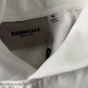 Vit essentials hoodie  - Perfekt för vintern/hösten