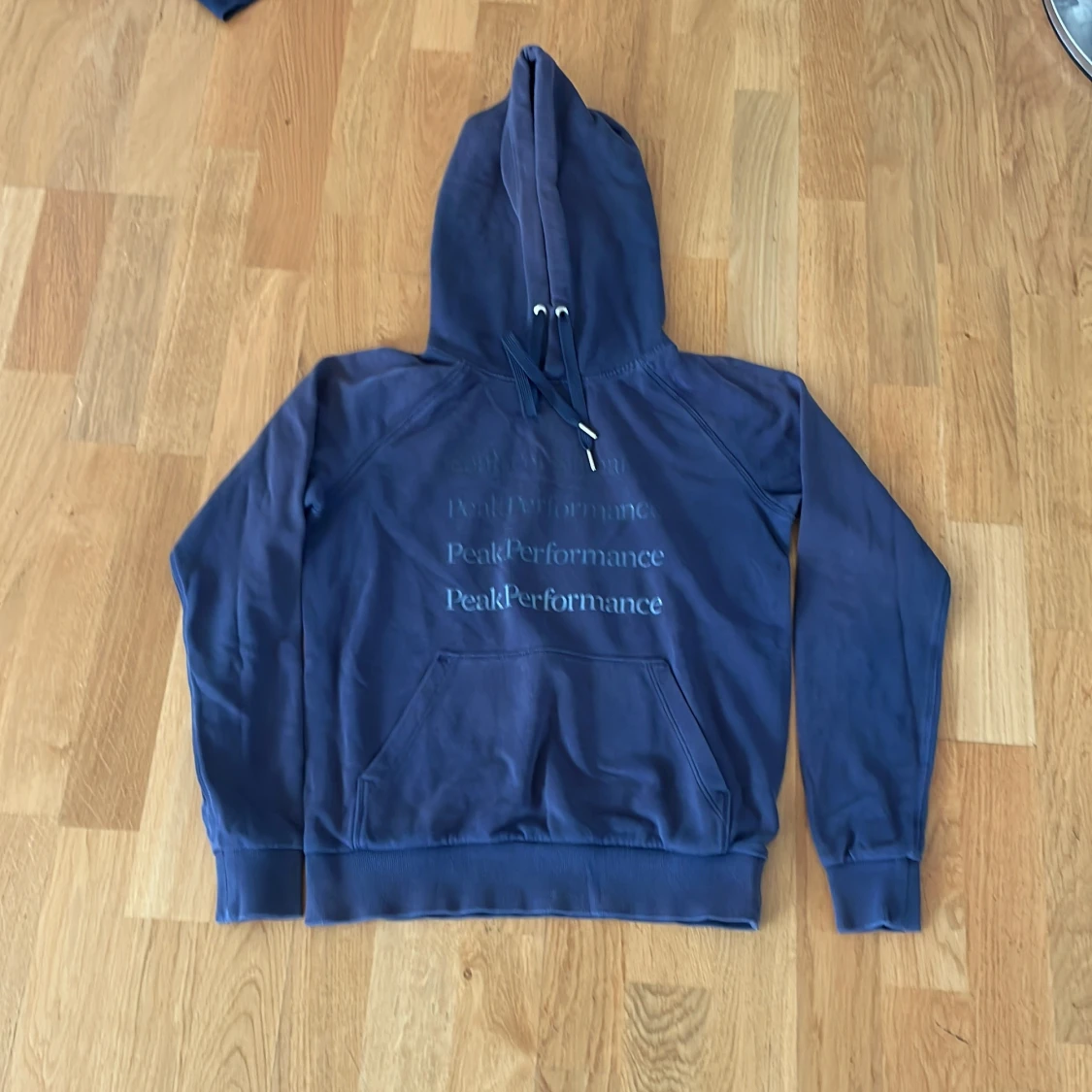 Blå hoodie från Peak Performance XS