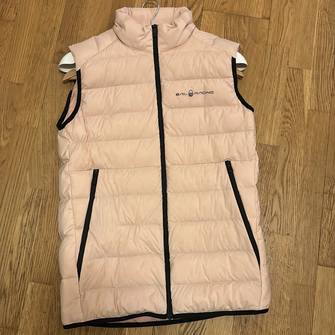 Ljusrosa väst från Sail Racing - 3