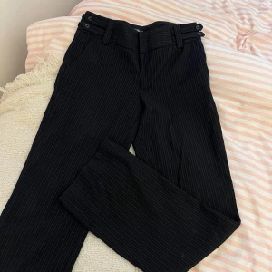 Byxor - Säljer dessa super snygga kostymbyxor i storlek 40. Använda ett fåtal gånger därav bra skick! Super sköna och väldigt snygga 💞