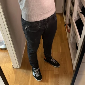 Replay anbass jeans  - Replay Jeans | skick 9/10 | Storlek 32/32 | Pris - 499kr | Modellen är ca 178cm lång | Hör av dig vid minsta fråga eller fundering!! Spegeln är lite smutsig😅