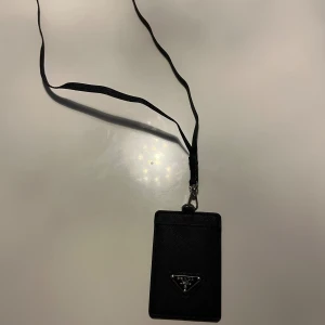 Prada nyckelband  - Aldrig använd, pris kan diskuteras 