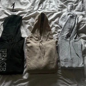 Tre hoodies i olika färger - 1. Mörkgrön hoodie från hm storlek S 2. Beige hoodie från speechless storlek S 3. Grå hoodie från hm storlek Xs 