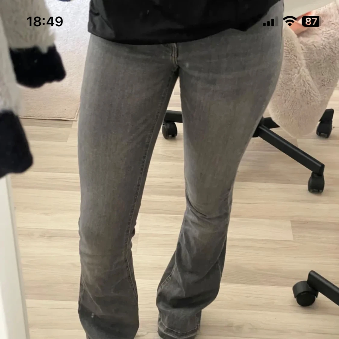 Grå bootcut jeans med rå kant