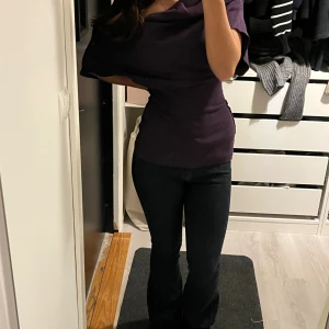Lågmidjade Victoria Beckham jeans - Super snygga lågmidjade Victoria Beckham jeans. Sitter bra på mig som är 164, måtten är på sista bilden. Väldigt mörk blåa