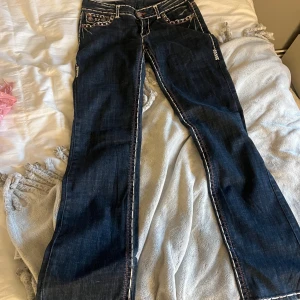  jeans med vita sömmar från caco jeans - SUPERSNYGGA jeans i mörkblå med vita sömmar och fina detaljer som jag kan skicka närmare bild på🫶🏼