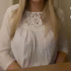 Vit blus med spetsdetaljer - Säljer en super fin vit blus med trekvartsärmad och spets💓💓💓