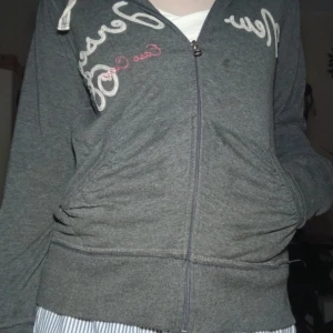 y2k zip up hoodie  - Säljer denna fantastiska och mysiga hoodien då den är lite för liten för mig.  Liknar hollister och Abercrombie hoodies!  Mycket len och fin på insidan   Som ny men förra ägaren har klippt av lappen. Men den är från cherokee