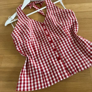 Halternecktopp - Supersöt halterneck-topp från H&M i rödvitt rutigt mönster❤️