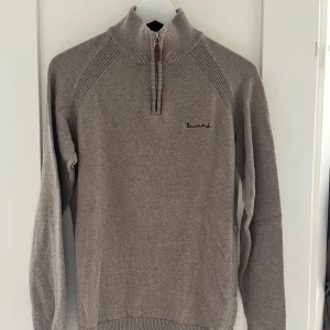 Beige stickad half zip-tröja Bondelid - Stilren beige stickad tröja från bondelid med half zip. 