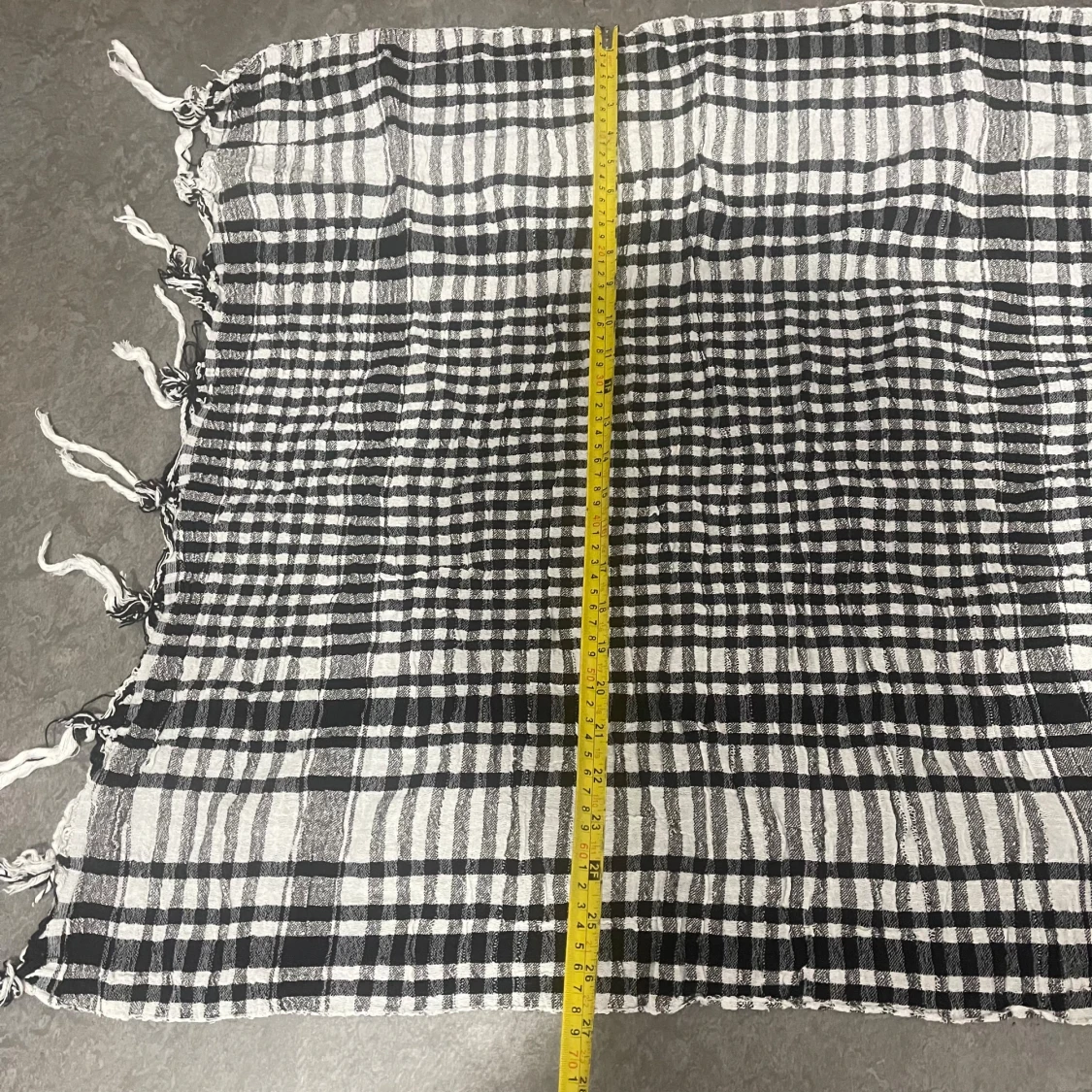 5 stycken Svartvit rutig halsduk med fransar - 4