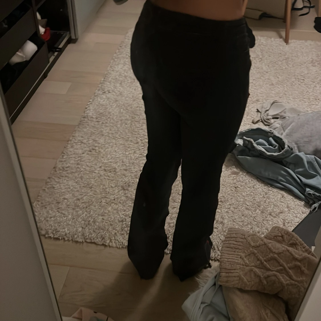 Svarta bootcut jeans med slitningar - 1