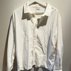 Oversized Skjorta ifrån WEEKDAY  - Säljer en vit oversized skjorta ifrån WEEKDAY i storlek L. Endast använd en gång.