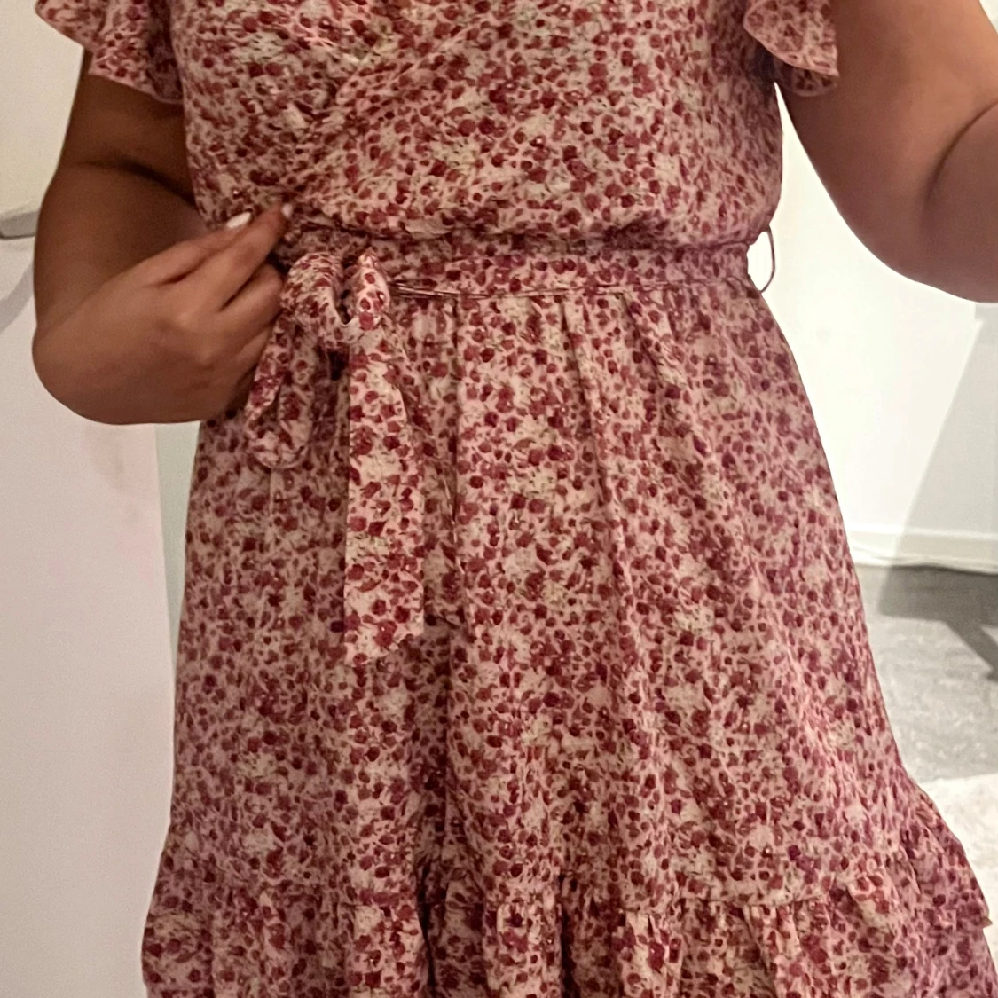 Blommig omlottklänning - 1