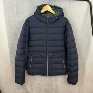 Reversibel Ralph Lauren jacka - Riktigt schysst raffe jacka i storlek M. Går att vända in o ut. Riktigt fint skick. Modellen är 185.