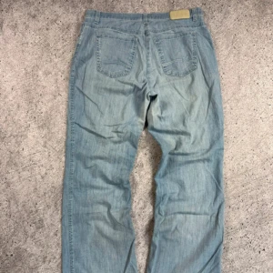 Ljusblå jeansbyxor med broderad bakficka - Säljer ett par ljusblå jeansbyxor med snygga broderar detaljer på bakfickan. Byxorna har raka ben och normal passform, perfekt för en avslappnad stil(baggy). Pris kan diskuteras🫶