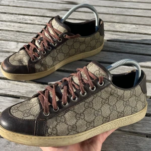 Gucci sneakers  - Snygga sneakers från Gucci med klassiskt GG logga. Skick 7/10 riktigt bra men har defekter som syns se bild, kan försöka måla. Nypris runt 6000kr men säljs nu för 1499kr. Hör Gärna av er vid minsta lilla fundering.