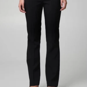Svarta kostymbyxor med raka ben - Snygga svarta kostymbyxor med klassisk rak passform och normal midja. Byxorna har bälteshällor, diskreta fickor och är perfekta för en clean och stilren look. Materialet är slätt och ger en dressad känsla.