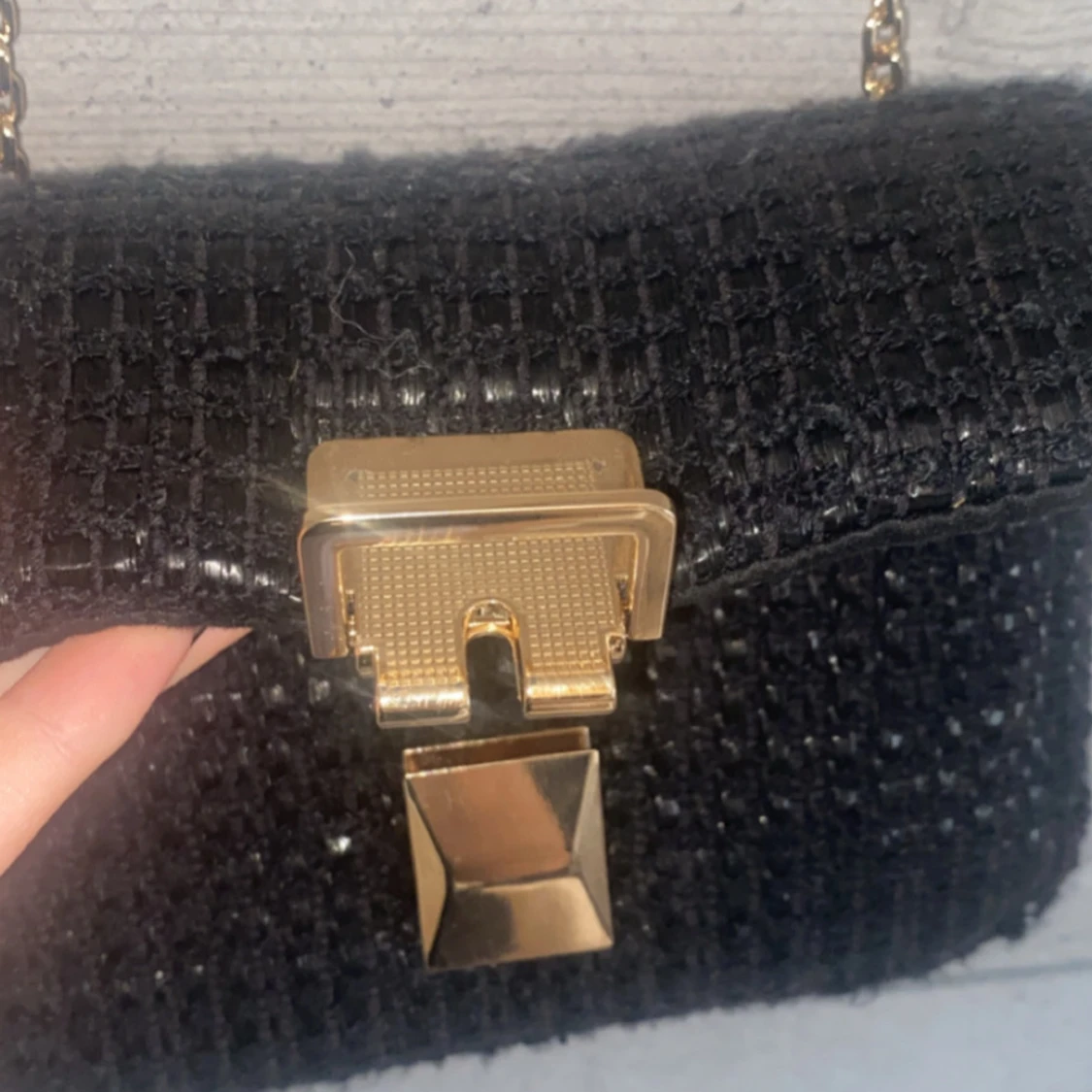 Svart axelväska med kedja och guldspänne - 1