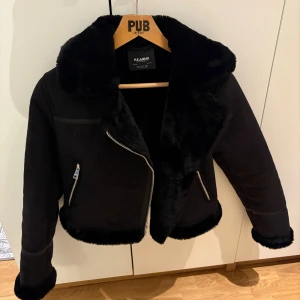 Svart Pälsjacka - Säljer en svart pälsjacka från Pull&Bear jackan är i jätte fint skick.🖤🤍