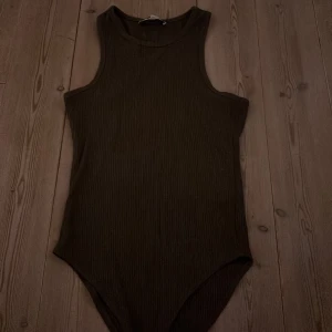 Grön body - En jättefin body perfekt till ett par jeans eller en kjol💕endast testad