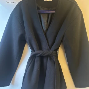 Ginatricot, short coat black  - En jätte fin kort kappa. Aldrig använd 