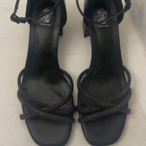 Svarta klackar  - Svarta klackar från So All med fyrkantig tå, blockklack och tunna remmar i kors över foten. Remmarna är glittriga och ankelremmen har ett spänne. Perfekta för dig som vill ha en trendig och bekväm klacksko med snygg design. Använt endast en gång till en black tie tema fest❣️❣️nypris är 500kr