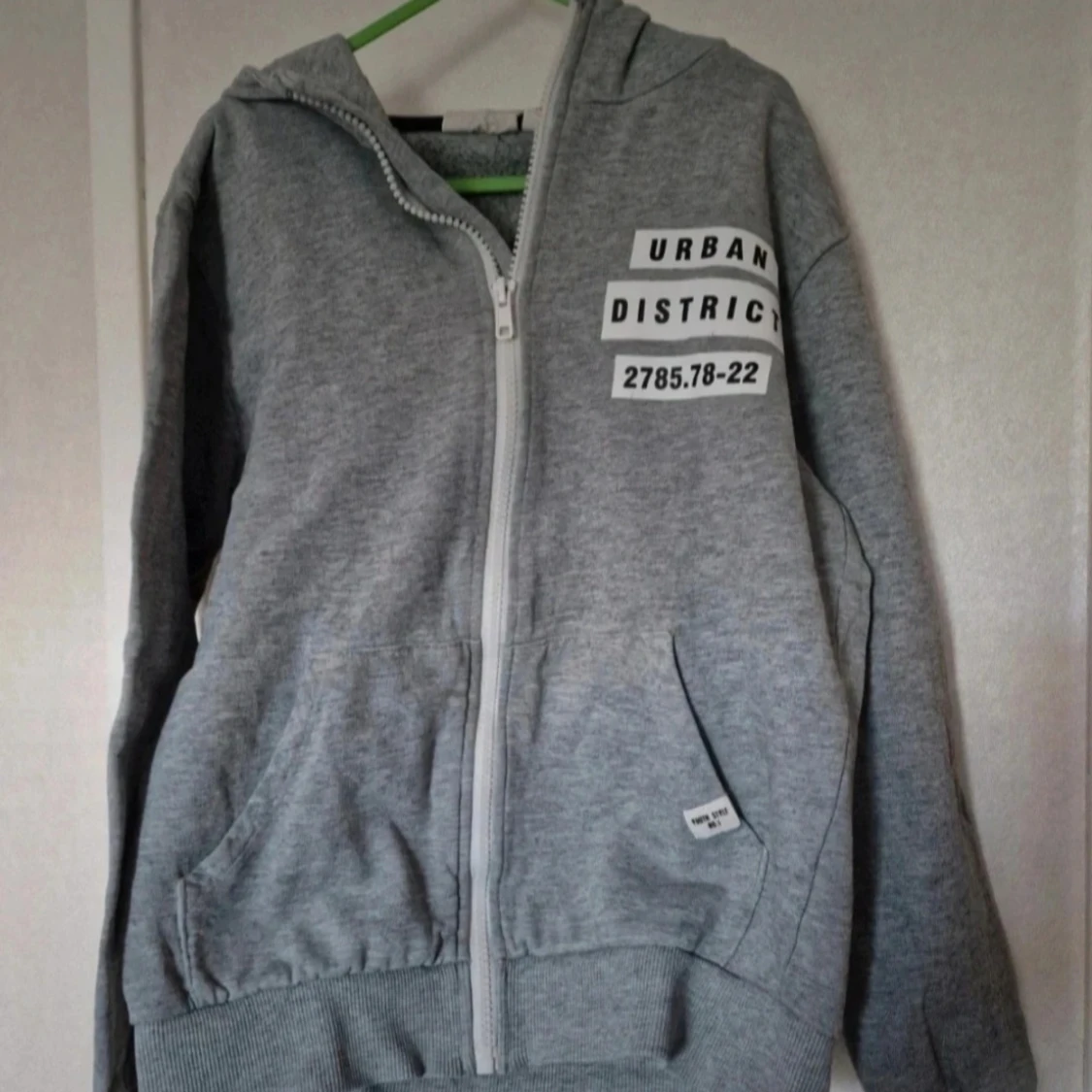 Grå hoodie med tryck