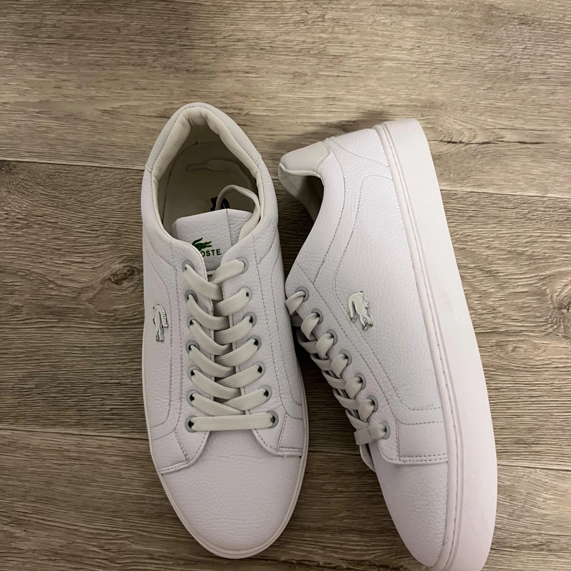 Vita sneakers från Lacoste i skinn - 1