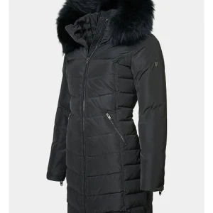 Svart lång dunjacka med fuskpäls - Snygg svart lång dunjacka från Röhnisch med fluffig fuskpäls runt huvan. Jackan har quiltad design, dragkedja framtill och två snedställda fickor med dragkedja. Perfekt för kalla dagar när du vill hålla stilen. 