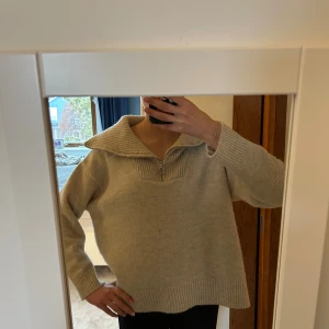 Stickad tröja till hösten - Säljer en mysig beige stickad tröja från Zara med dragkedja och stor krage. Dragkedja och ribbade detaljer vid krage och ärmslut. Lite nopprig men annars fint skick💓Perfekt för kyliga dagar! S/M
