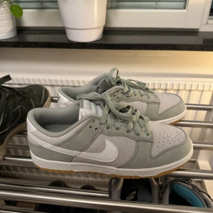 Nike Dunk Low i ljusgrå mocka - Nike dunk low Storlek 42