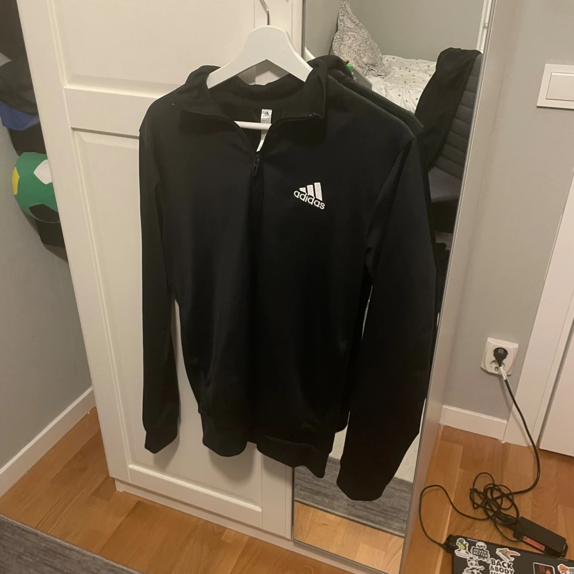 Svart Adidas hoodie med dragkedja