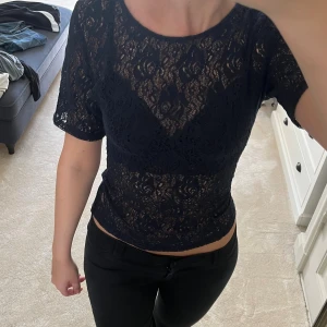 Mörkblå spetstopp med kort ärm - Jättefin figursydd spetstopp i mörkblått!💓 Jag har sytt in den vilket syns på sista bilden men det är inget man märker. Den står som medium men då jag sytt den så är den som en S!☺️