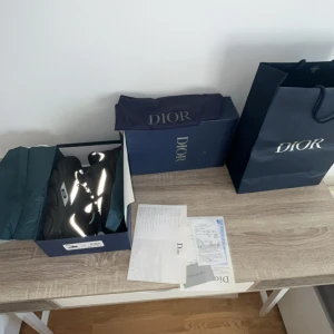 dior b22 - Dior b22 skor, de är i storlek 44 men passar mer som 43 och 42, de är inte helt nya, de har använts i max 1 månad, de har inga allvarliga skador som ni kan se på bilden, allt följer med det som finns på bilden, jag tar emot byten och priset kan alltid diskuteras.