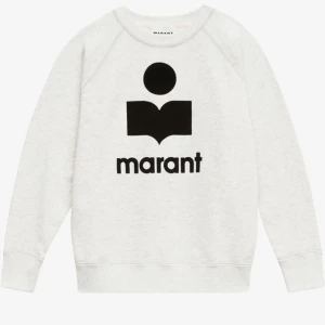 Isabel Marant tröja - Säljer en stilren vit sweatshirt från Marant med svart logga framtill. Tröjan har rund halsringning och långa ärmar, perfekt för en avslappnad och trendig look. Tillverkad i mjuk bomull för maximal komfort. Vid snabb affär kan priset diskuteras! 