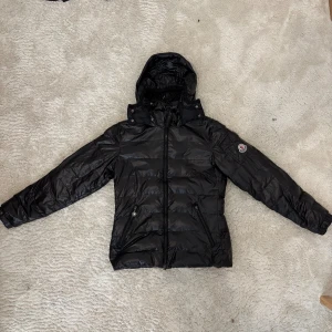 Vinterjacka - MONCLER - Svart Vinterjacka från moncler | Strl: Xs |Nypris: 17000kr | Pris kan diskuteras | Skick: synligt använd | Köparen står för frakten | Kolla gärna igenom mina andra annonser också 🥰