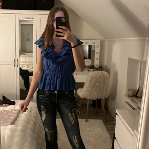 Populär volangtopp  - Säljer denna trendiga och populära vintage blusen från H&M 🥰 Storlek 38 passar en XS/S 🫰🏻får inte användning av den tyvärr, superfin!