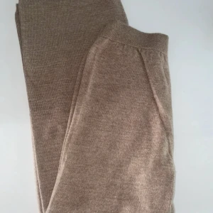 Beige stickade mjukisbyxor  - Mysiga stickade mjukisbyxor , inga skador eller fläckar helt nya.