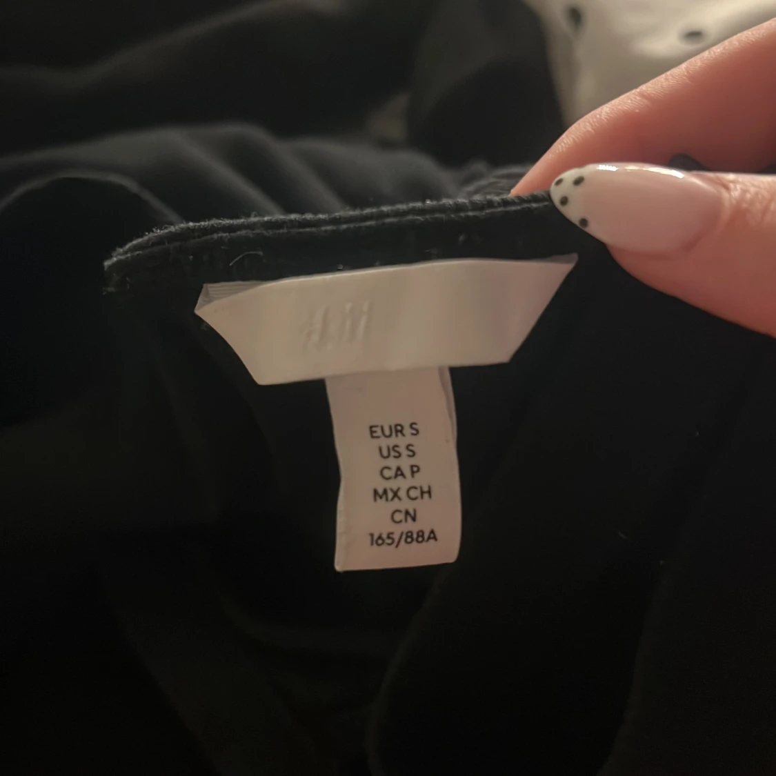 Svart topp med knappar från H&M - 2