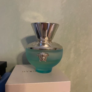 Versace: Dylan Blue Turquoise  - 50ml flaska med 10ml kvar.