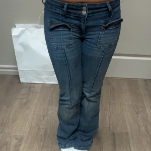 Blåa jeans från Nelly  - Super söta blåa jeans från Nelly. Jeansen har ett stretchigt material och kan därför passa större storlekar. Jeansen har lite tecken på använd längst ner på vänster ben. Säljer då dem inte kommer till använd längre. Dom är i storlek 36. Midjemått: 34 cm rakt över. Innerbenslängd: 81 cm💞💞