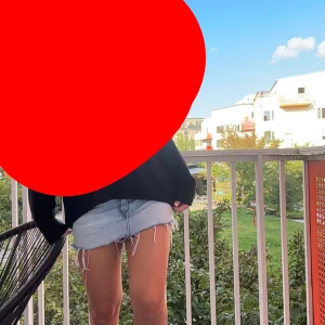 Mini jeanskjol - Säljer en ljusblå jeanskjol med rå, fransig nederkant och klassiska fickor fram och bak. Kjolen har en kort passform och är perfekt för dig som gillar en avslappnad och trendig stil. Dragkedja och knapp framtill. Superenkel att matcha med allt.