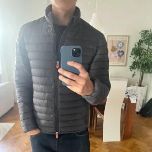 SAVE THE DUCK - Jackan är knappt använd skick är 10/10, bara att den har fått ett litet brännmärke på framsidan som går att fixa. Tål regn och vind. Storlek S. 