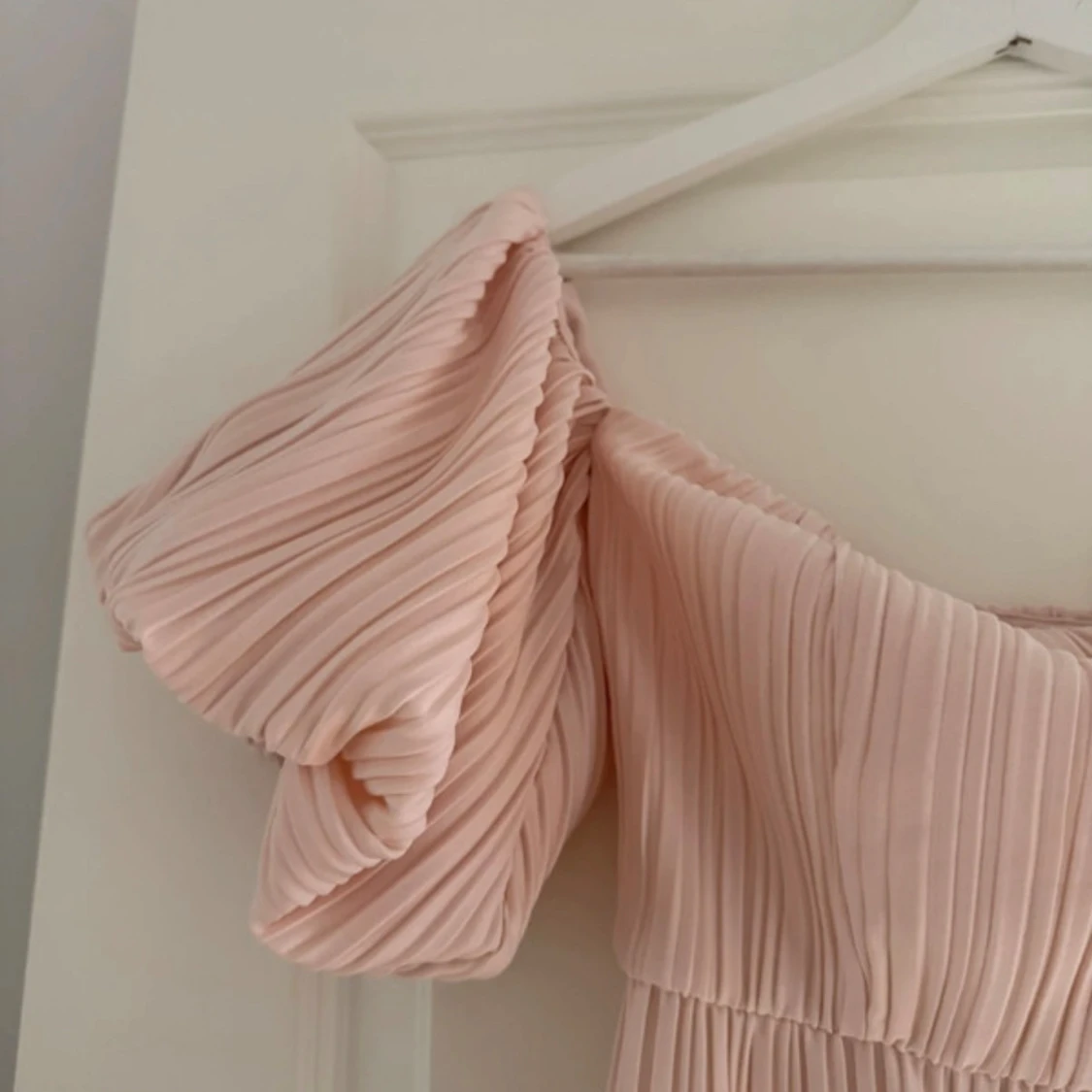 Ljusrosa långklänning från ASOS DESIGN - 2