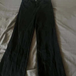 Svarta bootcut jeans från DesignS - Svarta jeans från DesignS med klassisk femficksmodell och bootcut-ben. Jeansen har hög midja. 