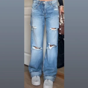 Jeans Zara  - Säljer dessa skitsnygga jeans från Zara !💓 det är små hål runt midjan innanför, där jag haft ett snöre för att de varit för stora. Men det märks eller syns inte alls när man har på sig de. Tryck inte på köp nu🩷